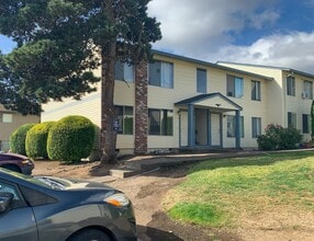 COLONIAL APARTMENTS in Salem, OR - Foto de edificio - Building Photo