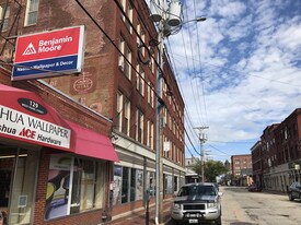 121-127 W Pearl St in Nashua, NH - Building Photo