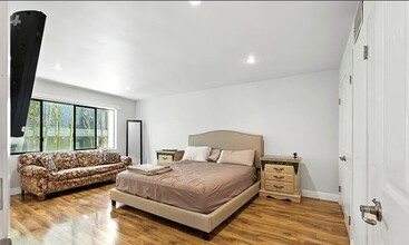 1310 Roxbury Dr, Unit 201 in Los Angeles, CA - Building Photo - Building Photo