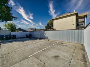 7226 Fresno St in Oakland, CA - Foto de edificio - Building Photo