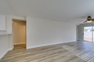 7864 Nesting Pine Pl in Las Vegas, NV - Foto de edificio - Building Photo