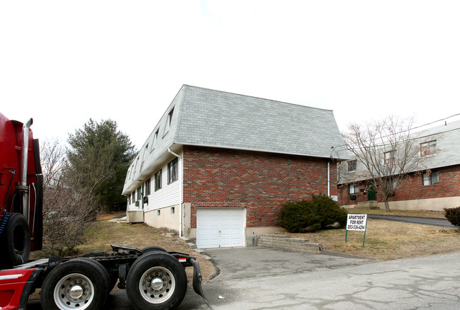 15 Judith Ln in Waterbury, CT - Foto de edificio - Building Photo