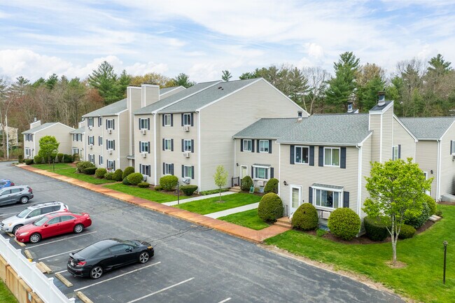 Edgewood Condominium in Mansfield, MA - Foto de edificio - Building Photo