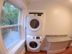 36 High St, Unit 3 in Brookline, MA - Foto de edificio - Building Photo