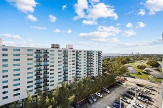 7545 E Treasure Dr, Unit 10 in North Bay Village, FL - Foto de edificio - Building Photo