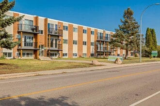 Fairway Plaza in Medicine Hat, AB - Foto de edificio - Building Photo