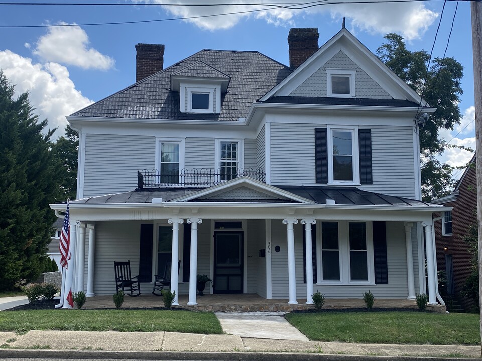 306 N Main St, Unit #1 in Greeneville, TN - Building Photo