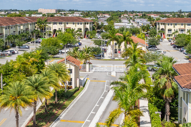 Century Park West in Miami, FL - Foto de edificio - Building Photo