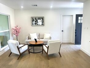 16913 Covello St in Van Nuys, CA - Foto de edificio - Building Photo