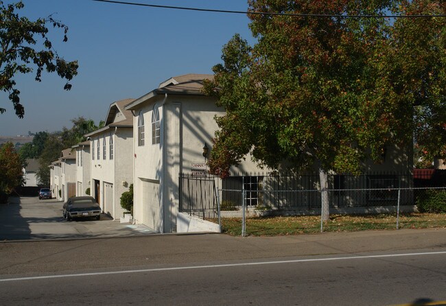 2560 Bancroft Dr in Spring Valley, CA - Foto de edificio - Building Photo