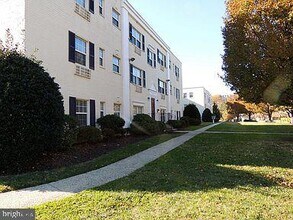 2237 Farrington Ave-Unit -201 in Alexandria, VA - Foto de edificio - Building Photo