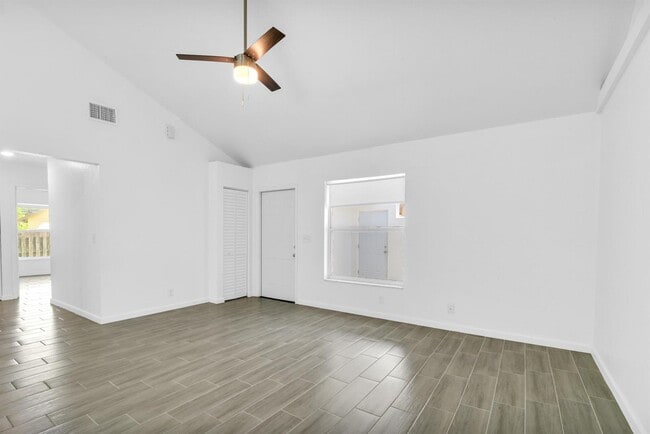 13910 Folkestone Cir in Wellington, FL - Building Photo - Building Photo