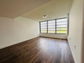 1703 Whitehall Dr in Davie, FL - Foto de edificio - Building Photo