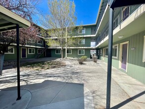 Deer Park Apartments in Sparks, NV - Building Photo - Building Photo