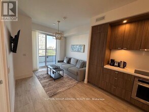 10 Inn On The Pk Dr in Toronto, ON - Building Photo - Building Photo