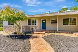 17 Muth Dr in Orinda, CA - Building Photo - Building Photo