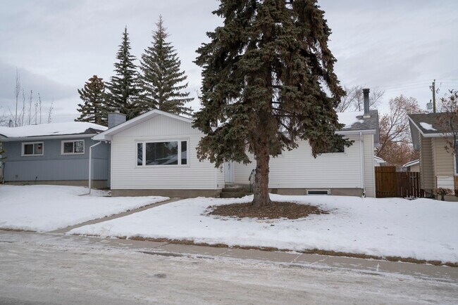68 Healy Dr SW in Calgary, AB - Building Photo - Building Photo