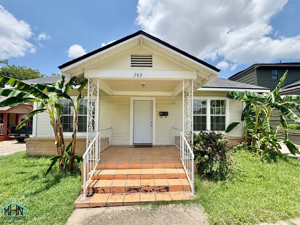 743 Fulton Ave in San Antonio, TX - Building Photo