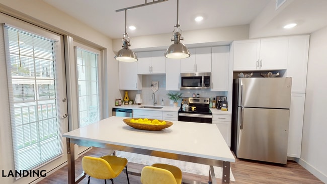 2220 W First St, Unit 470 in Ft. Myers, FL - Building Photo - Building Photo