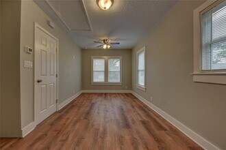 612 S Market St in Brenham, TX - Building Photo - Building Photo