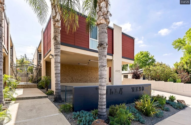 4572 Nebo Dr, Unit H in La Mesa, CA - Foto de edificio - Building Photo