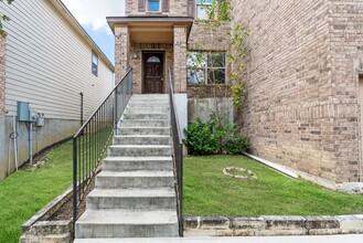 13219 Loma Sierra in San Antonio, TX - Foto de edificio - Building Photo