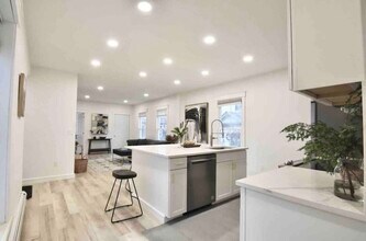 11 Noble St, Unit 1 in Brunswick, ME - Building Photo - Building Photo