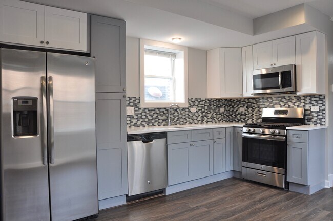 2711 N Marshfield Ave in Chicago, IL - Building Photo - Building Photo
