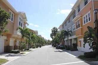 880 Millbrae Ct in West Palm Beach, FL - Building Photo - Building Photo