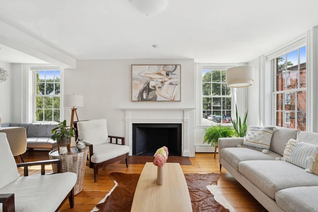 32 Pleasant St, Unit 2 in Portland, ME - Building Photo