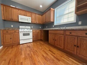 10 Burnside Ave in Congers, NY - Foto de edificio - Building Photo