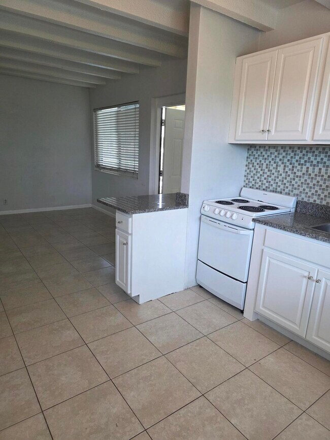 100 Cascade Ln in West Palm Beach, FL - Foto de edificio - Building Photo