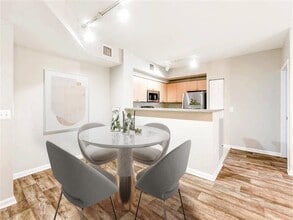 Miramar Lakes in Miramar, FL - Foto de edificio - Interior Photo