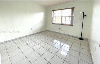 6575 W 4th Ave in Hialeah, FL - Foto de edificio - Building Photo