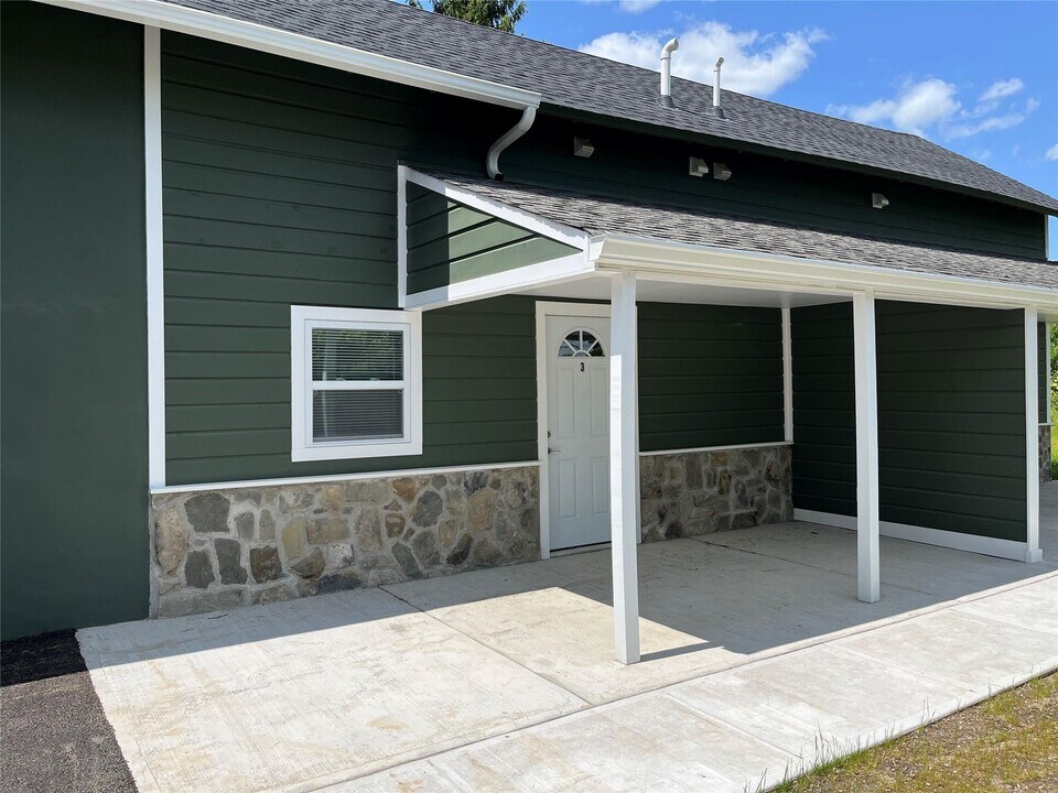 1900 Rte 9W in Milton, NY - Building Photo