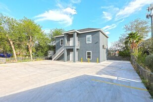 1215 Bustamante St, Unit 1 in Laredo, TX - Building Photo
