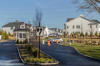 The Seasons at East Northport in East Northport, NY - Foto de edificio - Building Photo