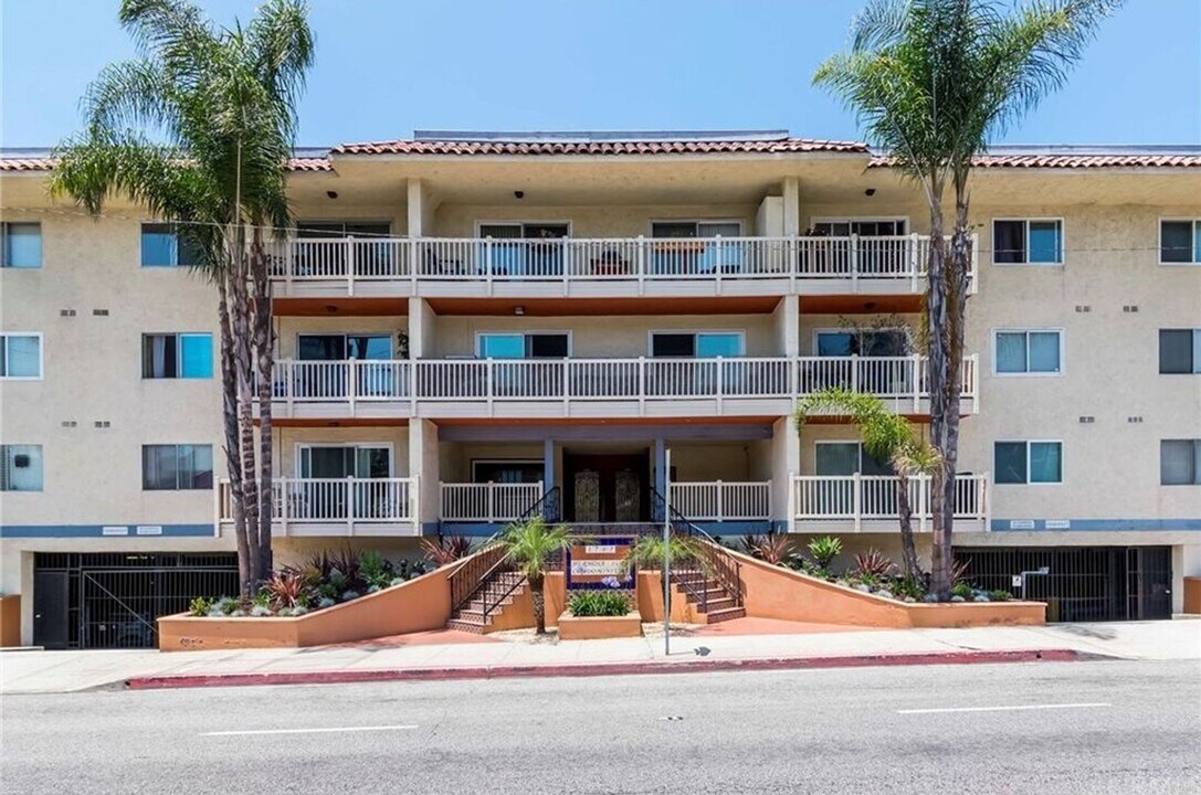 1707 Pacific Coast Hwy in Hermosa Beach, CA - Building Photo
