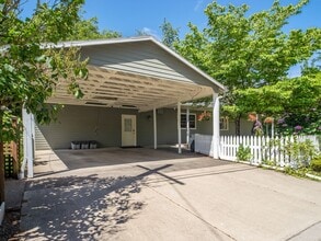 2193 Willamette Falls Dr in West Linn, OR - Building Photo - Building Photo