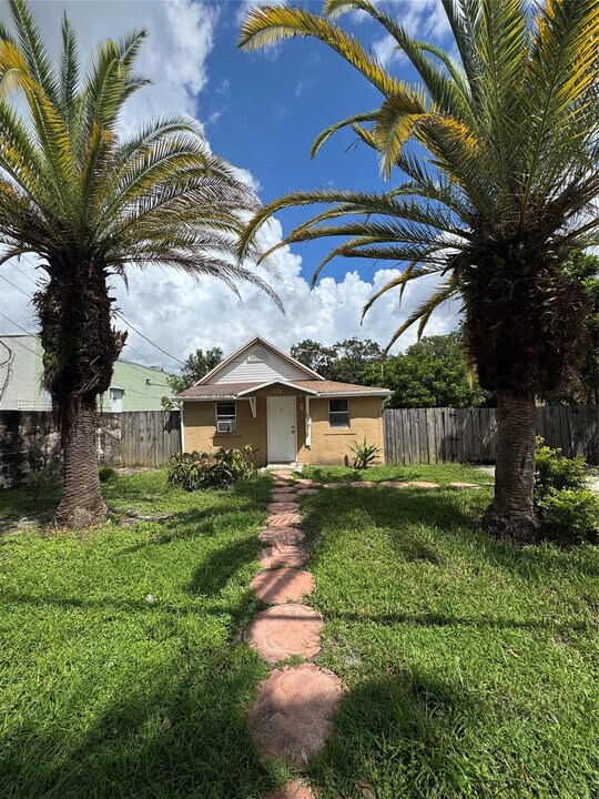 113 SE 4th St in Hallandale Beach, FL - Building Photo