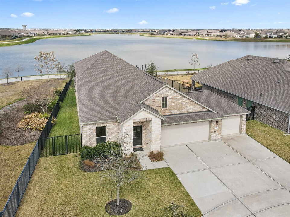 2405 Arbor Edge Crossing in La Marque, TX - Building Photo