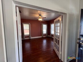 163 N Sycamore Ave in New Braunfels, TX - Building Photo - Building Photo