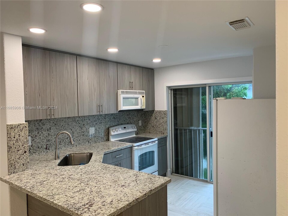 5725 NW 109th Ave, Unit 29 in Doral, FL - Building Photo