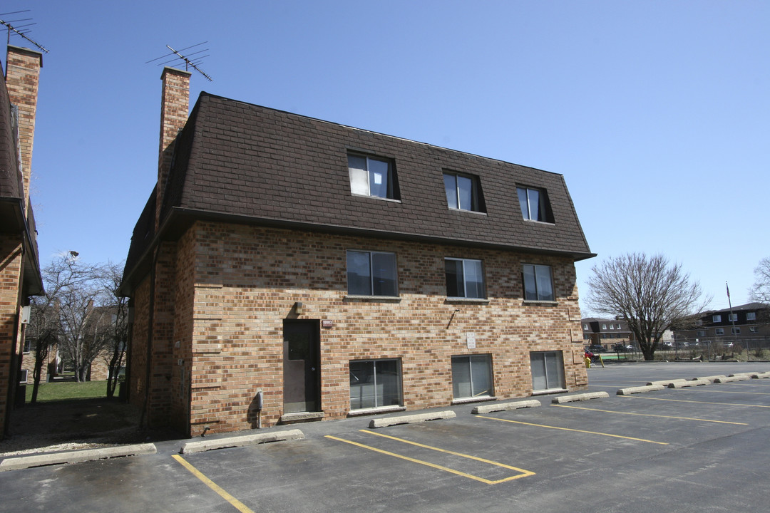 10003 Linda Ln in Des Plaines, IL - Building Photo