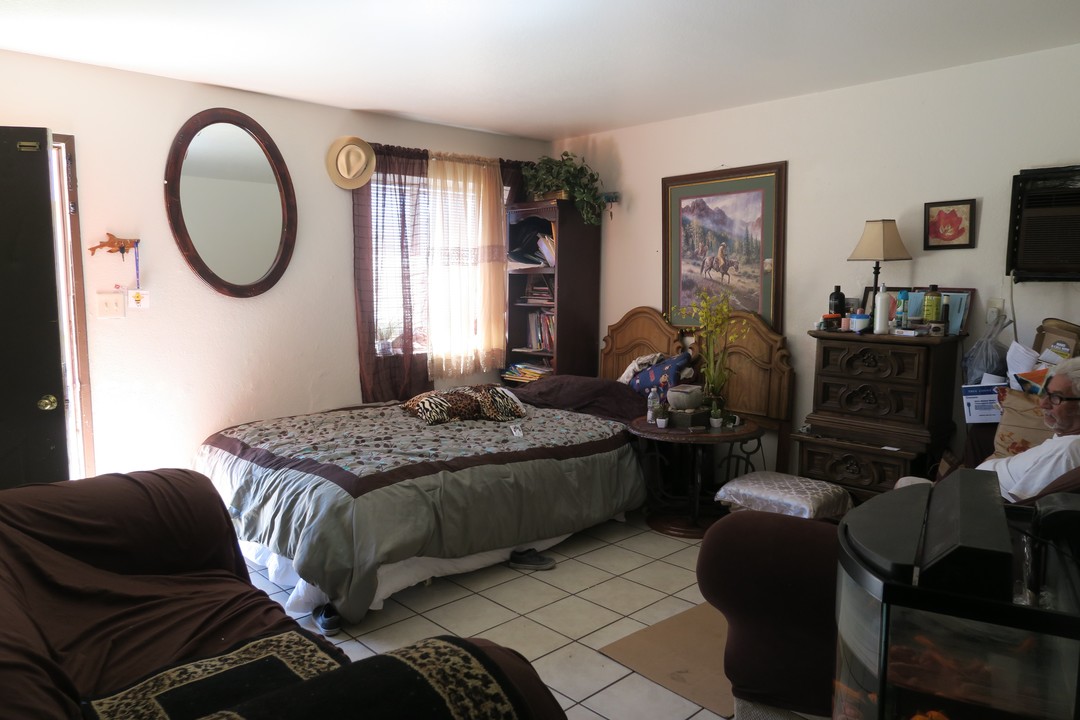 5720 8th St in Keyes, CA - Foto de edificio
