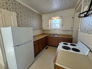 10 Maple St, Unit 1 in Augusta, ME - Foto de edificio - Building Photo