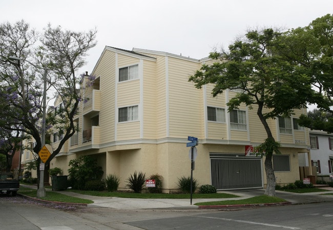 Elm Court in Long Beach, CA - Building Photo - Building Photo