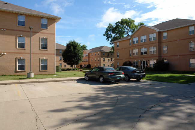 St. James Apartments in Peoria, IL - Building Photo - Building Photo