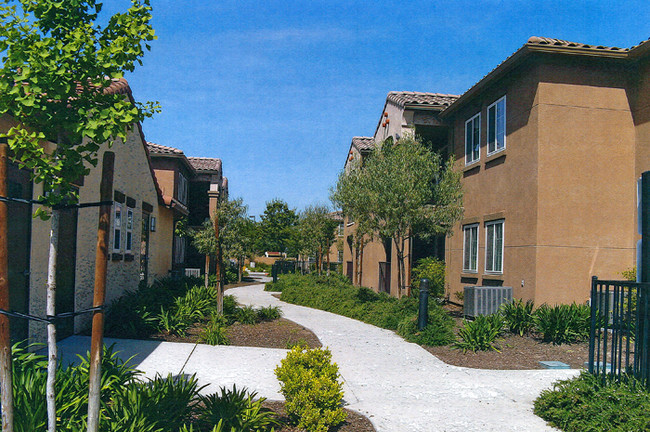 Avalon Family Apartments in Corcoran, CA - Foto de edificio - Building Photo