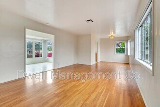 4661 Lee Ave in La Mesa, CA - Foto de edificio - Building Photo